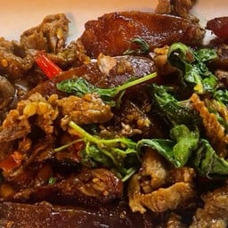 กะเพราเนื้อสัน+เนื้อชียงเป็นกับ