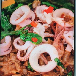 เส้นใหญ่ผัดกระเพราปลาหมึก