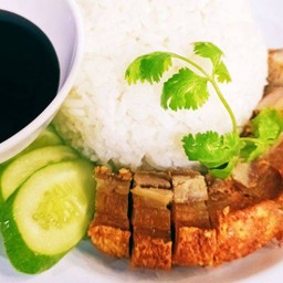 ข้าวหมูกรอบ + น้ำจิ้มซีอิ๊วดำหวาน