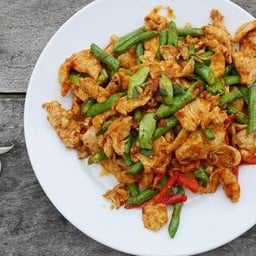 ผัดพริกแกงถั่วฝักยาว ไก่ราดข้าว