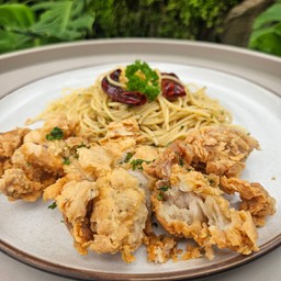 สปาเก็ตตี้ผัดพริกแห้งไก่ทอด