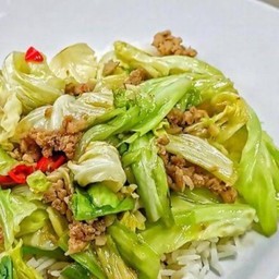 ผัดกะหล่ำราดข้าว