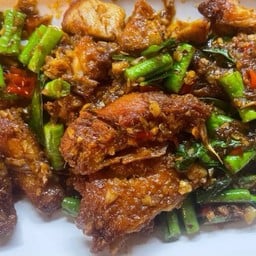 ผัดพริกแกงไก่ทอดเป็นกับ