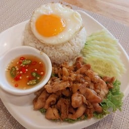 ทอดกระเทียมพริกไทยราดข้าว