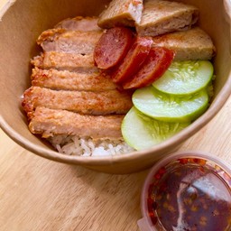 ข้าวหมูทอดหมูยอกุนเชียง น้ำจิ้มเเจ่ว