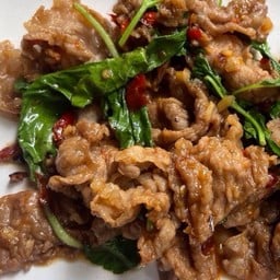 กะเพราเนื้อเป็นกับ
