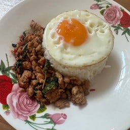 ข้าวกระเพราหมูสับ ไข่ดาว