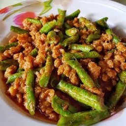 ผัดพริกแกงถั่วฝักยาว หมูสับราดข้้าว