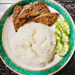 ข้าวราดตับหมูทอดกระเทียม