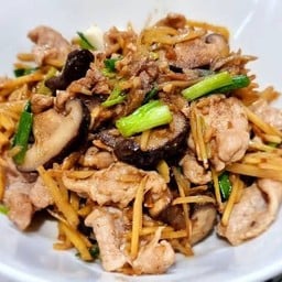หมูผัดขิงเห็ดหอม ราดข้าว