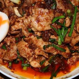 ผัดพริกเผาหมูราดข้าว