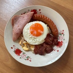 ข้าวผัดไข่ ไส้กรอก ไข่ดาว และเบคอน