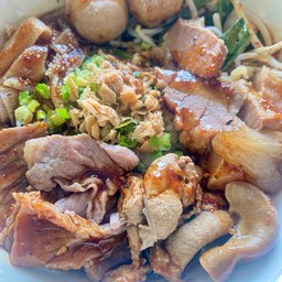 ก๋วยเตี๋ยวคลุกรวมเนื้อ