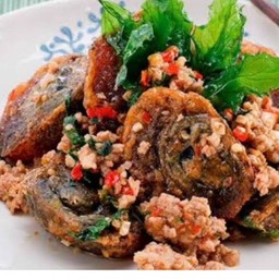 กระเพราไข่เยี่ยวม้าราดข้าว