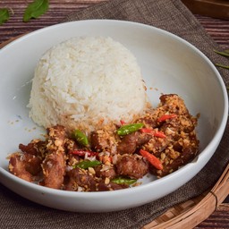 [อร่อยซ่ากับโค้ก] หมูทอดพริกขี้หนูสวน ราดข้าว +  โค้ก ออริจินัล (กระป๋อง)