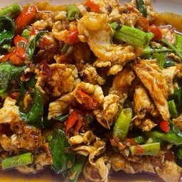 ผัดพริกแกงไก่เป็นกับ