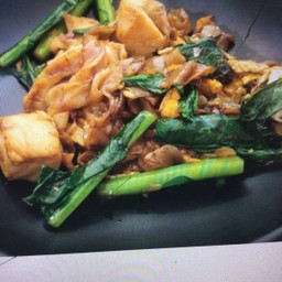 เส้นใหญ่ผัดซีอิ๊วไก่