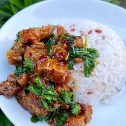 ข้าวกะเพราหมูสามชั้นทอด