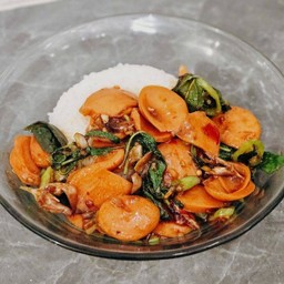 กะเพราไส้กรอก (กับข้าว)