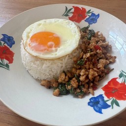 ข้าวกระเพราไก่สับ ไข่ดาว