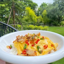 ข้าวไข่ข้น(หมูกรอบขั้วพริกเกลือ)