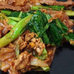 เส้นใหญ่หมูกรอบ