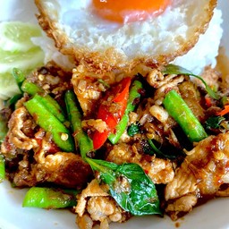 ผัดพริกแกงหมูราดข้าว