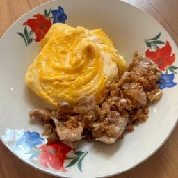 ข้าวไข่ข้น หมูกระเทียม