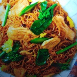 เส้นหมี่ผัดซีอิ๊วไก่