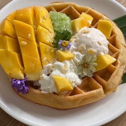 วาฟเฟิลข้าวเหนียวมะม่วง Waffle with Mango sticky Rice