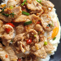 ข้าวหมูผัดพริกเกลือ
