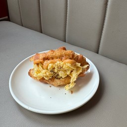 Croissant omelette
