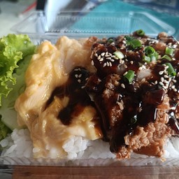 ข้าวไก่ทอดราดซอสพริกไทยดำ