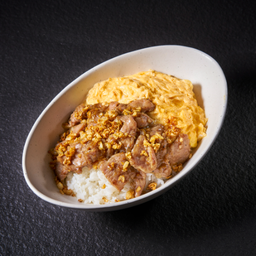 🥘 ข้าวเนื้อนุ่มกระเทียมไข่ข้น