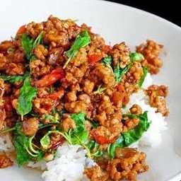 กะเพราหมูสับราดข้าว