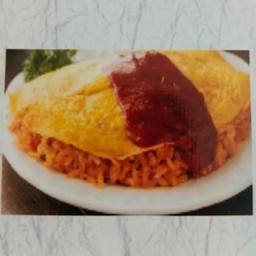 ข้าวผัดซอสมะเขือเทศห่อไข่