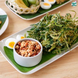 ยำผักบุ้งทอดกรอบ