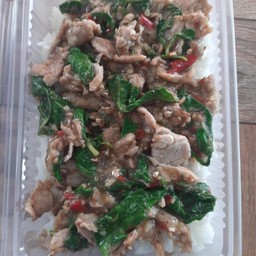 กะเพราเนื้อ ราดข้าว