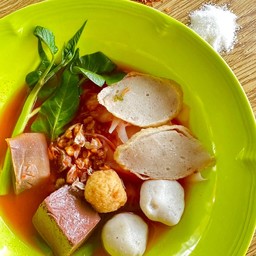 ก๋วยเตี๋ยวเย็นตาโฟลูกชิ้นปลา