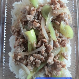 หมูสับผัดพริกหยวก