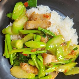 ข้าวราดผัดคะน้าหมูกรอบ