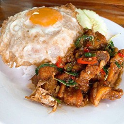 กระเพราหมูกรอบ