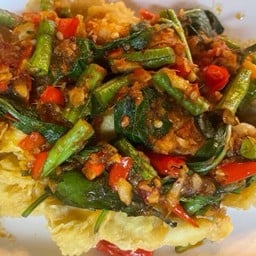 ผัดพริกแกงไก่กรอบเป็นกับ