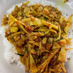 ข้าวราดหน่อไม้ผัดเครื่องแกง