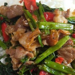 ข้าวหน้าผัดผักบุ้งน้ำมันหอยหมูชิ้นใส่พริก