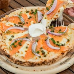 พิซซ่าแซลมอนรมควัน