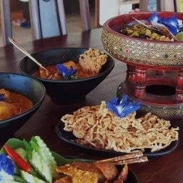 [เซตสุดฮิต] ข้าวซอยน่องไก่ + ไส้อั่วหมูสมุนไพร