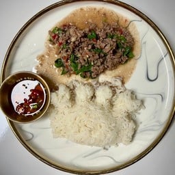 กะเพราเนื้อราดข้าว