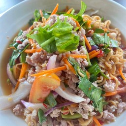 ยำมาม่าหมูสับ