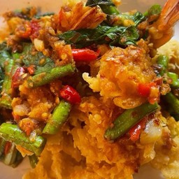 พริกแกงทะเลกรอบราดข้าว